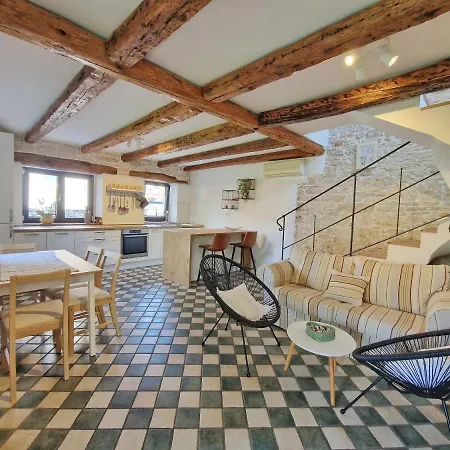 Lucija ロヴィンスコ・セロ